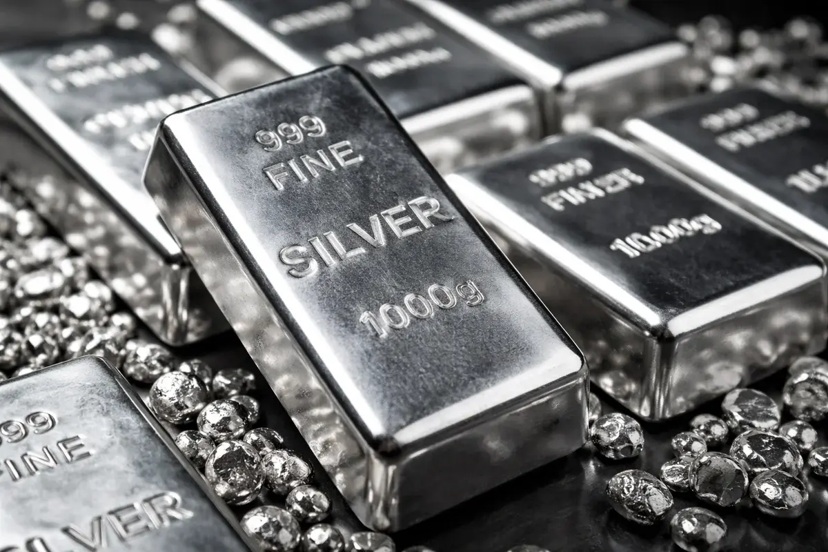 Silver Surges ₹8,300/kg Near ₹2.7 Lakh; Gold Steady Amid US–Iran Tensions and Tariff Uncertainty